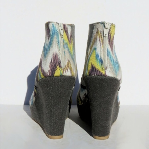 QUPID Ikat Print Ankle Bootie Wedge - Picture 4 of 9